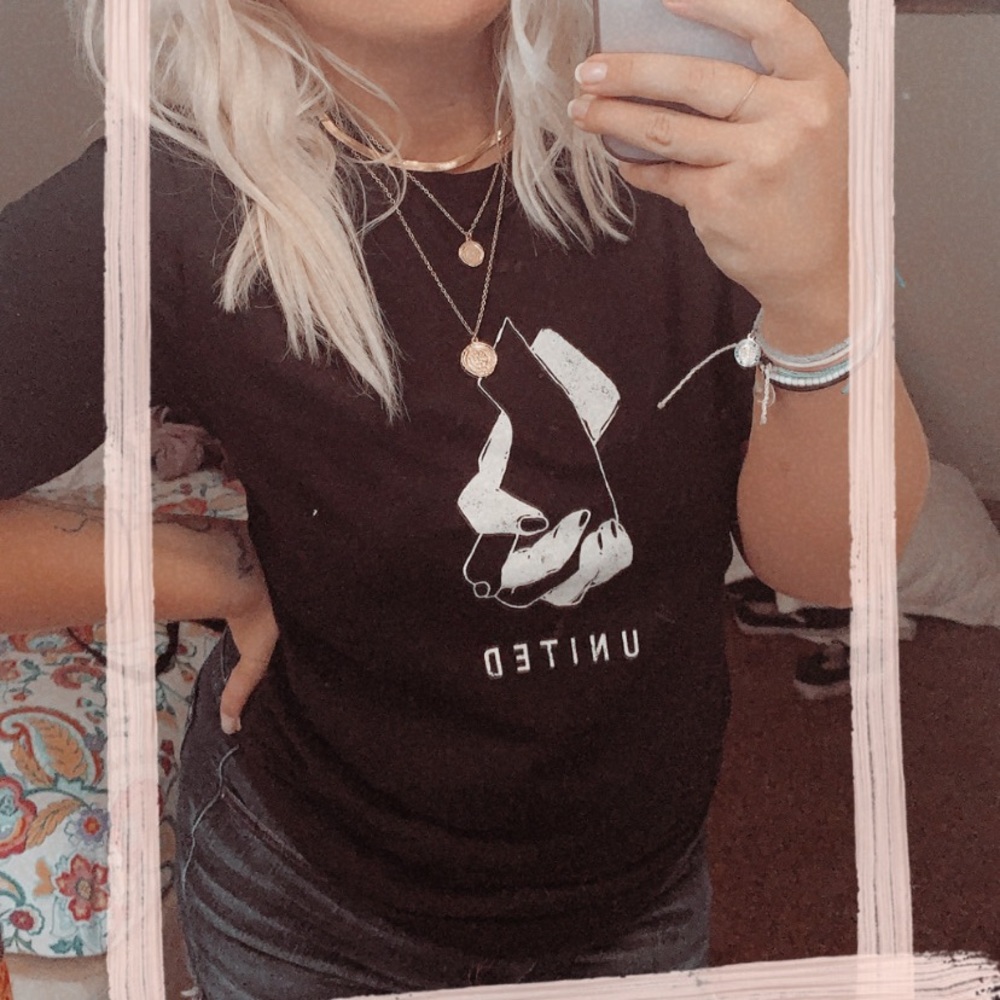 Hands United tee